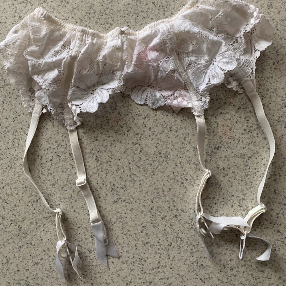 White lace garter & thong